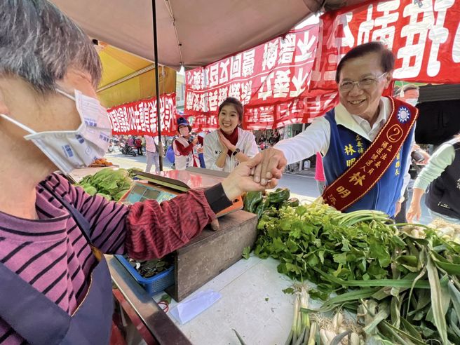 國民黨南投立委補選候選人林明溱(右)。(取自林明溱臉書)