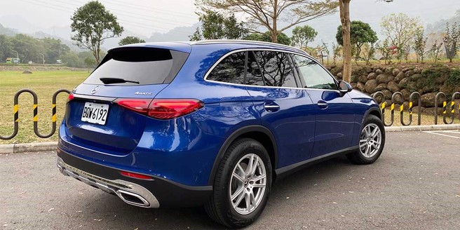 试驾车特採AVANTGARDE外观套件，图中可见后保险杆下镀铬饰条及与后保杆相整合之左右双出镀铬尾管。（图/于模珉）