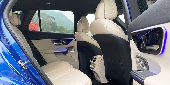 后座的腿部空间很宽裕。车室蓝色气氛灯营造浓浓豪华车质感。（图/于模珉）