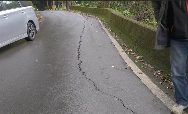 現場畫面顯示，柏油路上無處不是龜裂、坑洞、路基下陷等問題，還有長達數十公尺長的鋸齒狀裂縫破損。（陳乃瑜服務處提供）