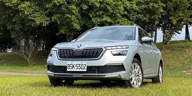 全新ŠKODA KAMIQ率先搭载附LED日行灯灯眉之分离式LED头灯，以专属水晶线条引领出全车紧致质感。（图/于模珉）