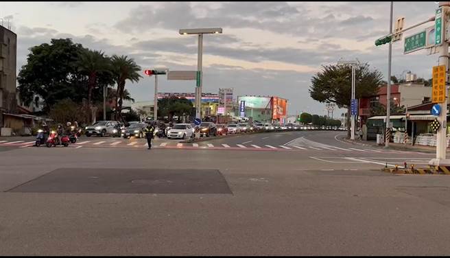 桃园市桃园区大兴西路与文中路口是串联桃园、中坜及芦竹的重要联络要道，大兴西路往八德方向，每逢下午尖峰时段涌入大量左转车流。（桃园市交通局提供／陈梦茹桃园传真）