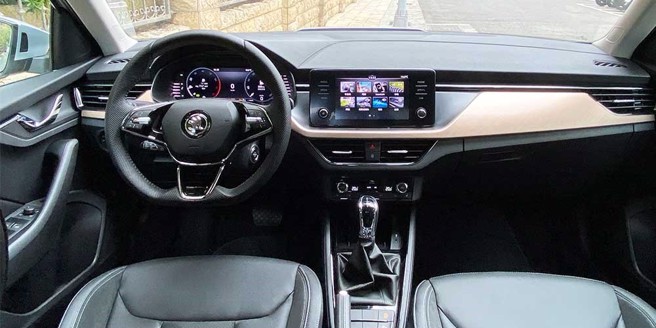 试驾车特採黑色Alcantara/真皮/真皮透气混搭座椅配以类木纹亮面饰板，触觉视觉俱佳。图中可见新世代悬浮式8吋中央触控萤幕。（图/于模珉）