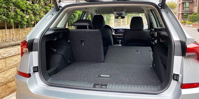 全新ŠKODA KAMIQ採60:40后座，椅背若全倾倒，置物空间可扩大至1,395公升。（图/于模珉）