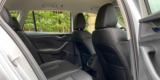 全新KAMIQ之2651mm轴距为同级最大。后座头部、肘部、膝部空间各提升至1,003mm、1,425mm及73mm。（图/于模珉）