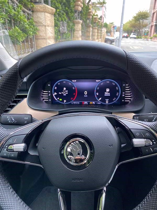 全新KAMIQ除升级採10.25吋全彩中文数位驾驶仪表，还另新增Travel Assist智慧车阵辅助系统。（图/于模珉）