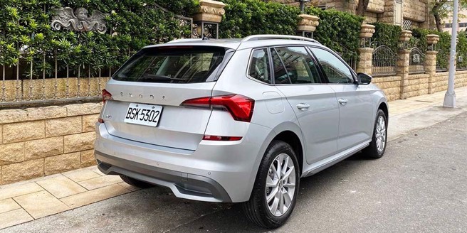 车侧以高腰线延伸至水晶质感车尾。1.5TSI车款头尾方向灯均採动态序列式，极有高级感。（图/于模珉）