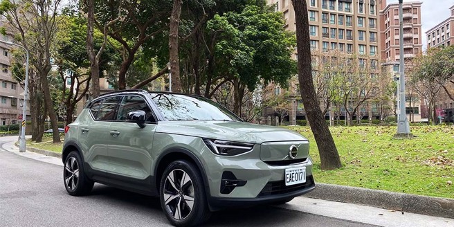 23年式VOLVO XC40 Recharge透过新採动感化前保杆为车头带来更霸气的工程美型。（图/于模珉）

