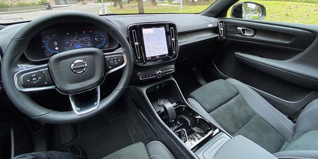 控台以扎实组装搭配雾黑锋锐铝合金内饰带出整车的豪华质感。图中可见高解析9吋中控萤幕。（图/于模珉）