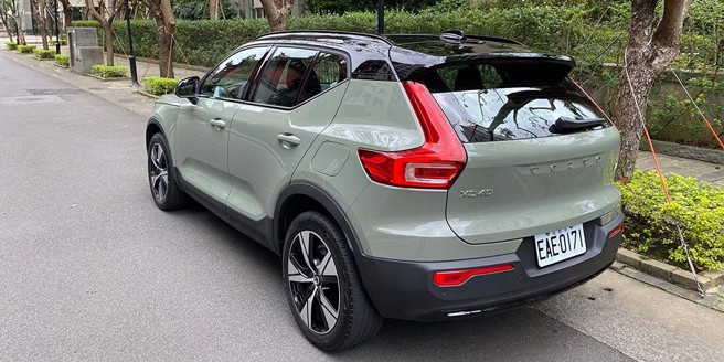 全新XC40 Recharge虽和汽油版XC40均採CMA平台，但因车高和离地高各降低0.7公分与3.5公分，除了风阻更低，身型亦更显流畅俐落。（图/于模珉）