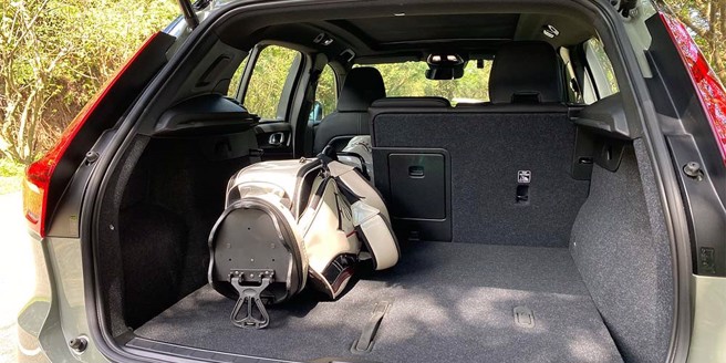 毕竟是休旅定位，全新XC40 Recharge以置物便利性取胜。图为60/40分离后座。（图/于模珉）