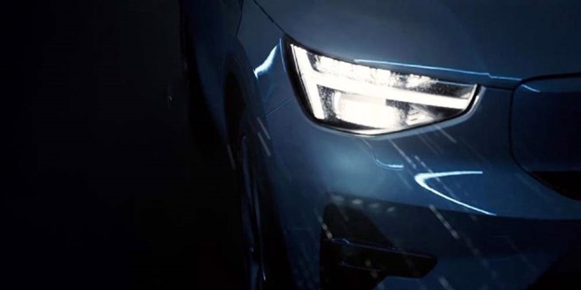 23年式XC40 Recharge Ultimate升级採用Pixel高阶像素智慧头灯，让夜间照明安全跳级升等。（图/于模珉）

