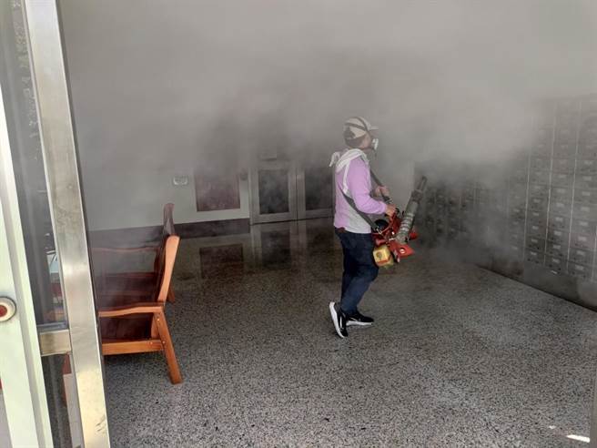 台南今年已有2起境外移入登革热病例，卫生局前往个案活动地周边清除孳生源。(台南市卫生局提供／曹婷婷台南传真)