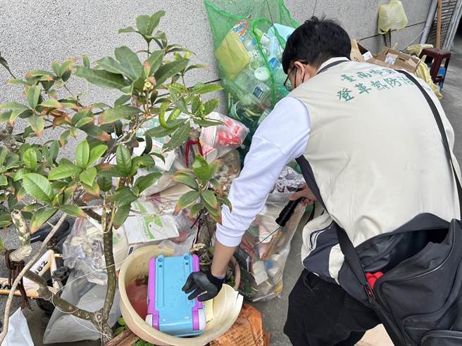 卫生局提醒民眾每周巡视住家户内外积水容器，落实巡、倒、清、刷，防范登革热。(台南市卫生局提供／曹婷婷台南传真)