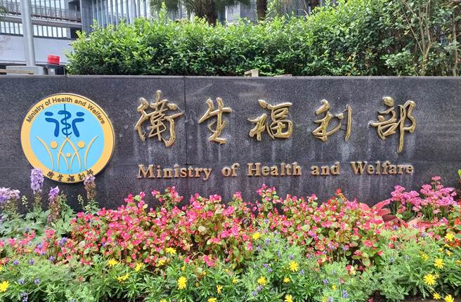 为减轻家庭照顾者照顾负荷，卫福部长期照顾司今天宣布重大调整，今年起「到宅照顾技巧指导」及「转介个别心理辅导、谘商服务」取消自负额规定。（王家瑜摄）