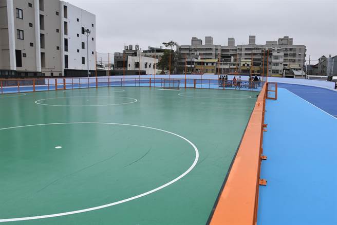 苗栗县头份市六合综合体育场新整修的直排轮溜冰场及曲棍球场。（谢明俊摄）