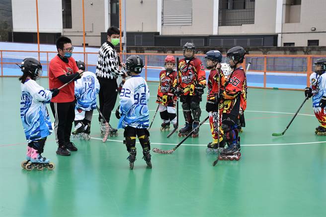 苗栗县头份市六合综合体育场新整修的直排轮溜冰场及曲棍球场，提供小朋友全新球场练球。（谢明俊摄）