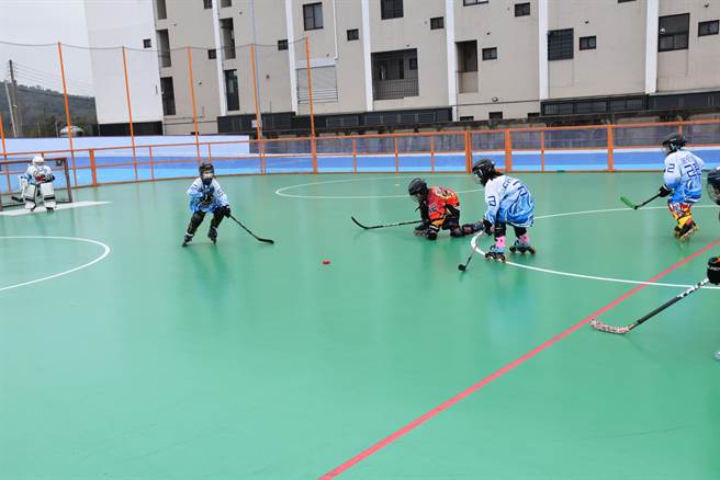 苗栗县头份市六合综合体育场新整修的直排轮溜冰场及曲棍球场，提供小朋友全新球场练球。（谢明俊摄）