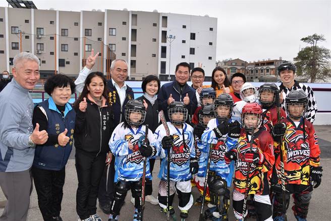 苗栗县头份市六合综合体育场新整修的直排轮溜冰场及曲棍球场，苗栗县长锺东锦与曲棍球队合照。（谢明俊摄）