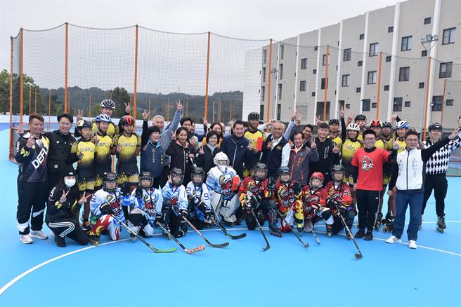 苗栗县头份市六合综合体育场新整修的直排轮溜冰场及曲棍球场，由苗栗县长锺东锦主持启用。（谢明俊摄）