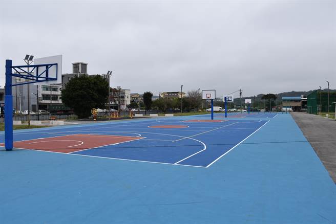 苗栗县头份市六合综合体育场新整修的2座篮球场。（谢明俊摄）