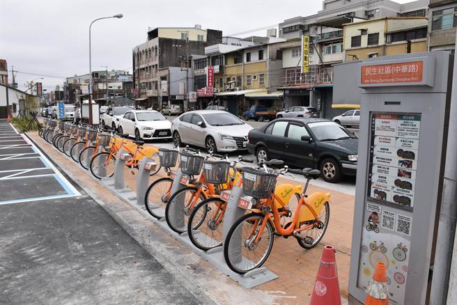 苗栗县头份市六合综合体育场新设的UBike租借站。（谢明俊摄）