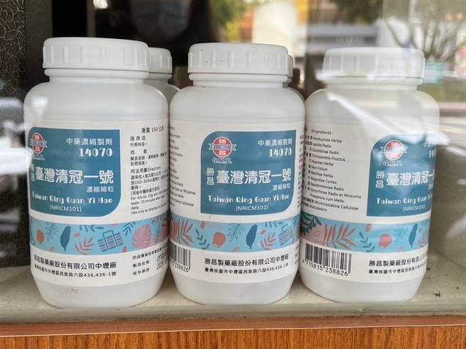 中和明师中医诊所院长刘恩劭说明有关清冠一号传闻。（王扬杰摄）