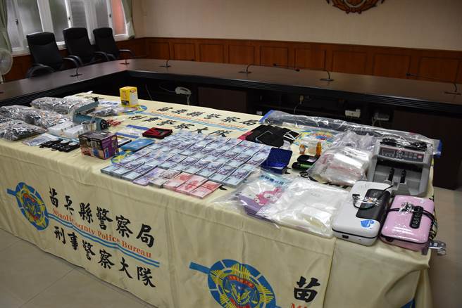 苗栗县警局执行三合一专案，扣获毒贩贩毒不法得利3百多万元现金。（谢明俊摄）