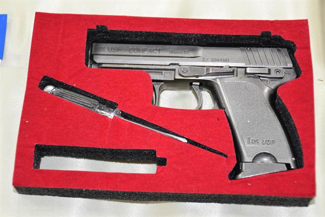 苗栗县警局刑大侦3队执行三合一专案，扣获毒贩持有掌心雷模拟枪。（谢明俊摄）