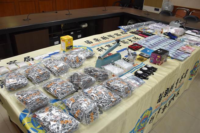 苗栗县警局执行三合一专案，扣获毒贩大量咖啡包毒品。（谢明俊摄）