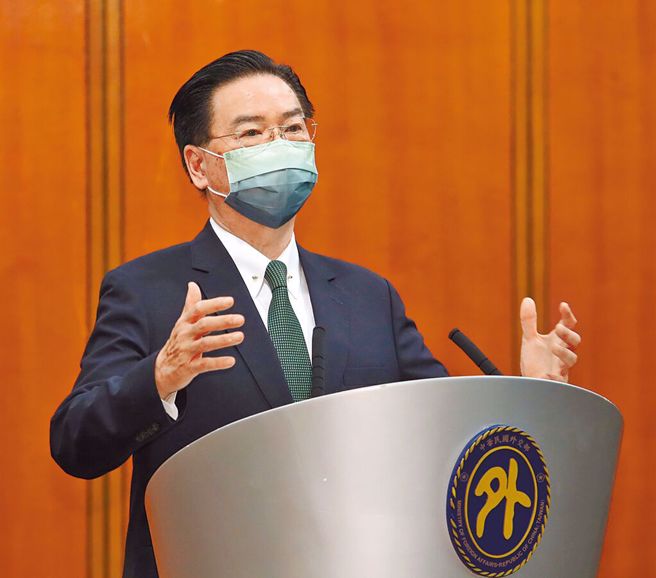 宏都拉斯总统卡蕬楚已指示该国外交部长雷纳处理与中国正式建立外交关系的相关事宜，这让前立委郭正亮直呼「吴钊燮(图)现在头壳抱咧烧啦」。（资料照片）