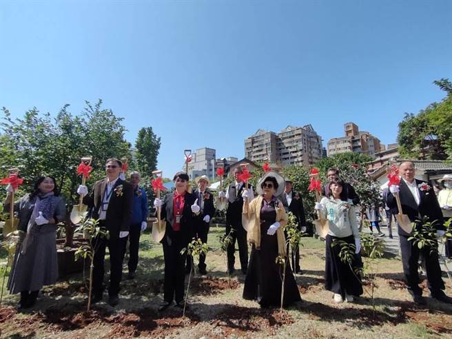 「百年茶花双园展」24日上午于台中北屯区一德洋楼开幕，包含文化局长陈佳君、文化资产处处长李智富宇多位宾客一同进行金花茶植树。（潘虹恩摄）