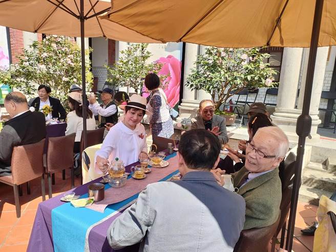 「百年茶花双园展」24日上午于台中北屯区一德洋楼开幕，，开幕茶会以茶花品种规画8席特色茶席，邀请宾客共同品茗国宝金花茶与天香山茶花。（潘虹恩摄）