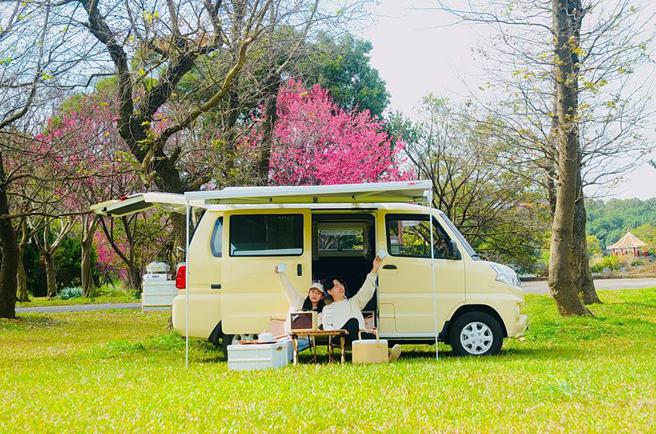 （VANTEL 樱花花期平日最低仅需4,980元，即可至埔心牧场露营地野餐，更可沿着环湖欣赏灿烂的山樱花。图／君品Collection）