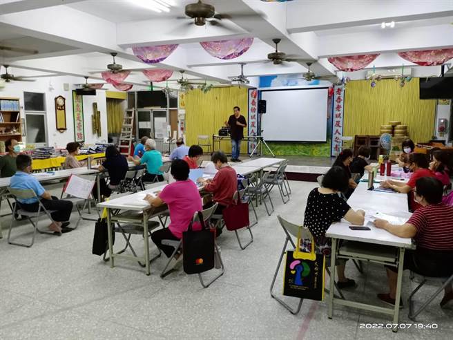 苗栗县政府全力推广传统客家音乐、戏曲、歌谣等，铜锣乡竹森社区发展协会客家歌谣上课情况。（苗栗县政府提供／谢明俊苗栗传真）