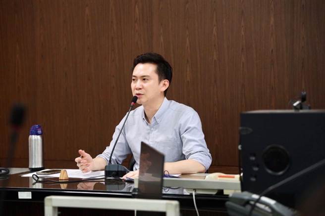 竹北市长郑朝方推出竹北版6000元纾困金，预计在儿童节前夕抢先中央发放。（竹北市公所提供／邱立雅竹县传真）