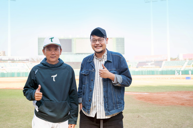 蘇打綠團長阿福、台鋼雄鷹總教練洪一中（左）。（台鋼雄鷹提供）