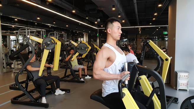 北京高端健身房疫后拚服务升级，会员看重馆内的社交氛围，让健身锻炼与洽谈生意，二者都可以兼顾。（蓝孝威摄）