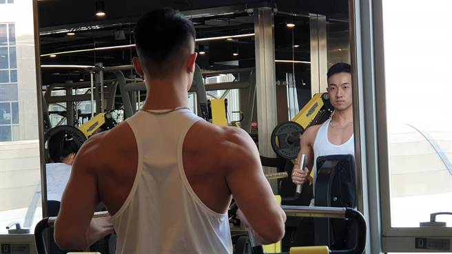 北京高端健身房疫后拚服务升级，会员看重馆内的社交氛围，让健身锻炼与洽谈生意，二者都可以兼顾。（蓝孝威摄）