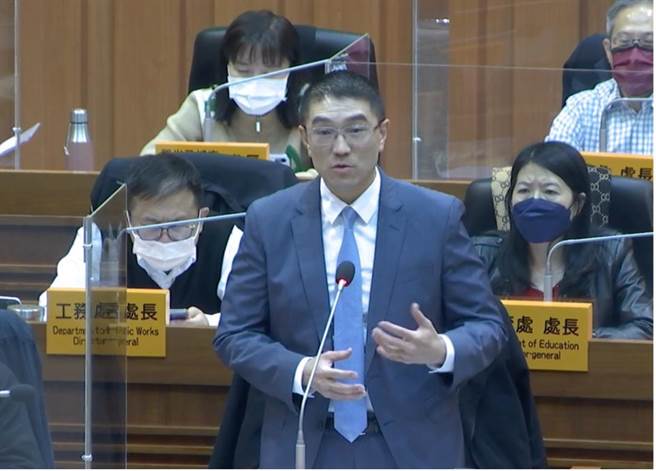 基隆市议会开议，谢国梁回覆感谢议员指教，会持续精进政策内容，请议员放心。（徐佑升摄）