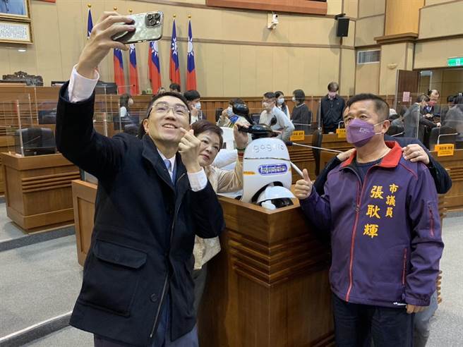 谢国梁与其他议员开心和「迷你Gogoro」合照。（徐佑升摄）