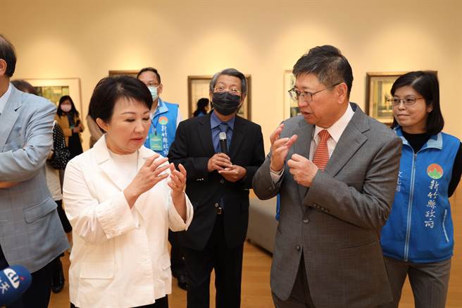 新竹县长杨文科（右）相约台中市长卢秀燕到亚洲大学附属现代美术馆看展。（新竹县府提供／邱立雅竹县传真）