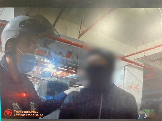 永康警方在一处建筑工地地下室，逮获头套不离身的恶狼、简姓通缉犯。(永康警分局提供／曹婷婷台南传真)