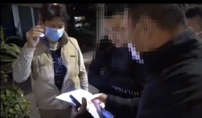 警方趁暴力討債集團主嫌陳姓男子外出買刮刮樂時，將他逮捕到案。（翻攝照片／崔正綱高雄傳真）