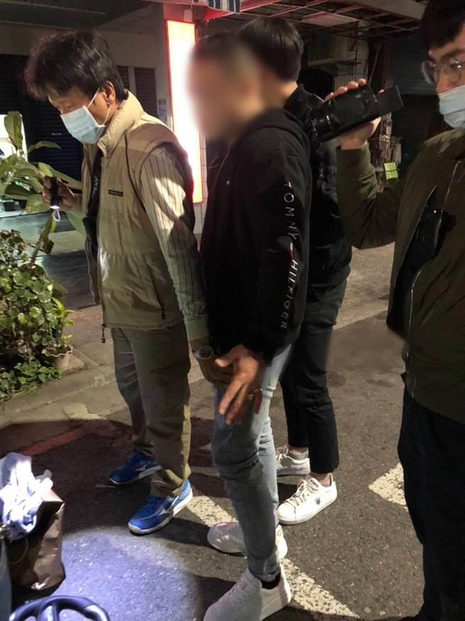 警方趁暴力討債集團主嫌陳姓男子外出買刮刮樂時，將他逮捕到案。（翻攝照片／崔正綱高雄傳真）