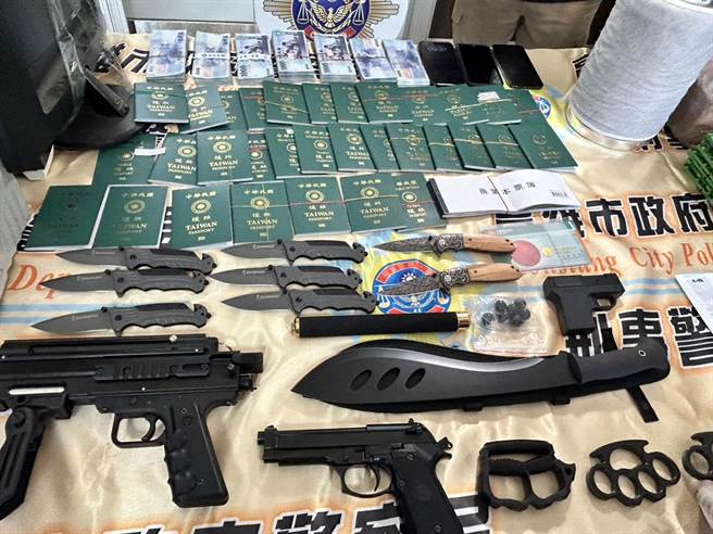 警方查獲41本護照、客戶資料、摺疊刀、手指虎、鎮暴槍等證物。（崔正綱攝）