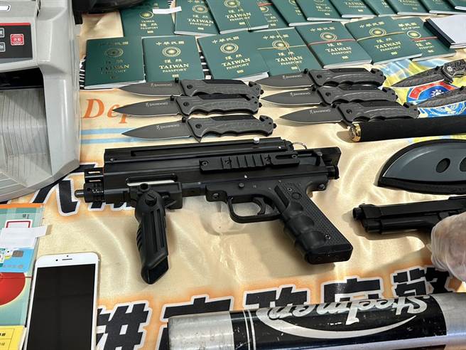 警方查獲41本護照、客戶資料、摺疊刀、手指虎、鎮暴槍等證物。（崔正綱攝）
