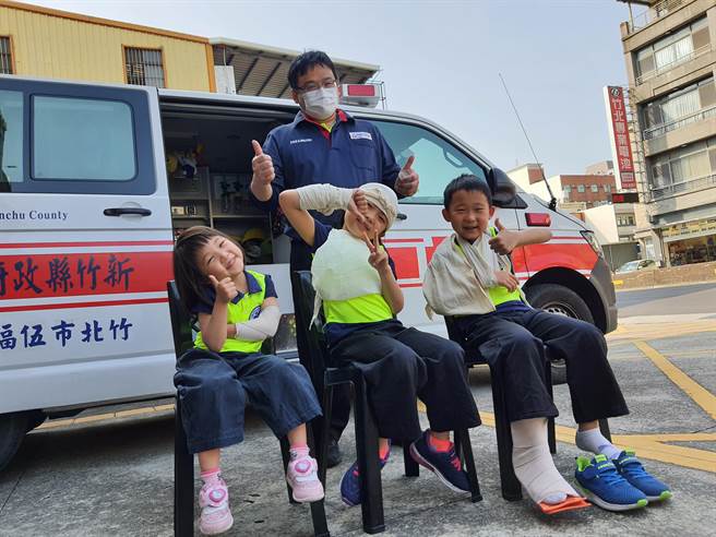 新竹县消防局开设的婴幼儿急救课程，深受家长欢迎。（新竹县消防局提供／邱立雅竹县传真）