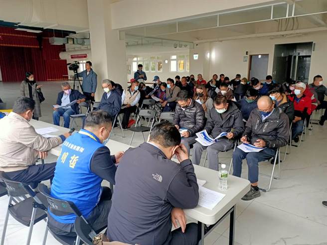 永安渔民自救会今邀集中油、承包商及当地渔民等人，针对三接外推方案中外廓防坡堤新建工程召开协调会。（中坜区渔会提供／蔡明亘桃园传真）