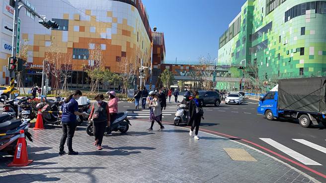 曾有议员反映东区三井LaLaport于试营运期间，造成周边交通打结，警方于228连假期间加派民警力进行交通疏导。（张妍溱摄）